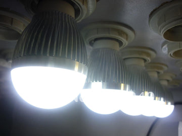 Ampoule à 9 led e27 bulb 6w (40w 60w) 3000k 230 volt blanc chaud ECLATS DESTOCKAGE