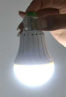 Ampoule magique e27 7w 110v 220v + batterie rechargeable eclairage de secours ECLATS DESTOCKAGE
