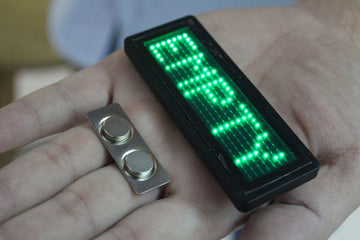 Badge led insigne tag nom message défilement programmable vert ok01501 ECLATS DESTOCKAGE