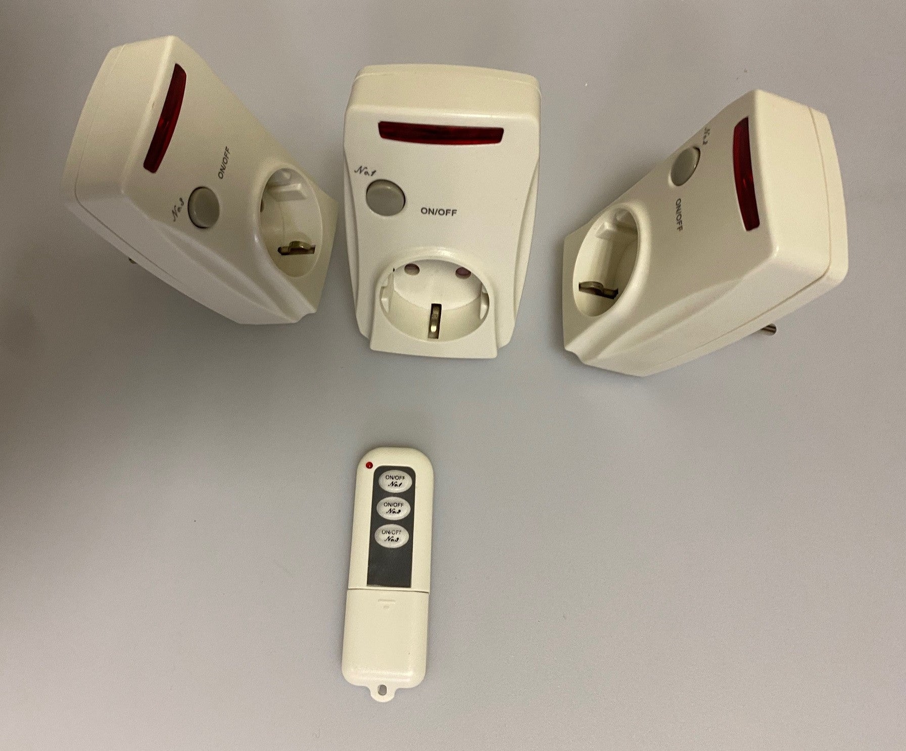 Pack domotique compose de : 1 telecommande 3 prise recepteurs radio ECLATS DESTOCKAGE
