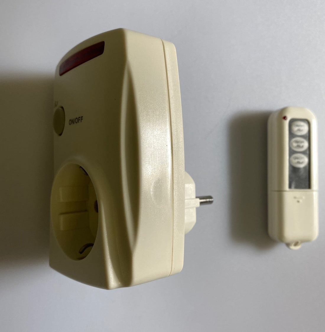 Prise radio commande a distance 1 telecommande + 1 prise recepteur programmable hf yk1 3 7500 3 ECLATS DESTOCKAGE
