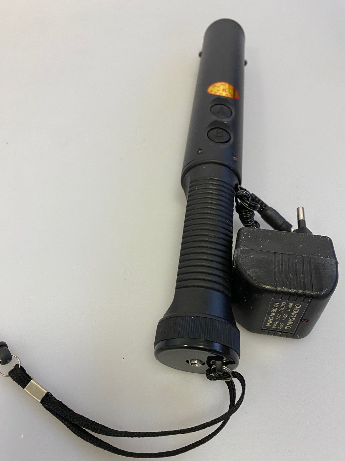 Torche electrifiee eclairage rechargeable taser paralyseur shock electrique 300kv baton defense ECLATS DESTOCKAGE