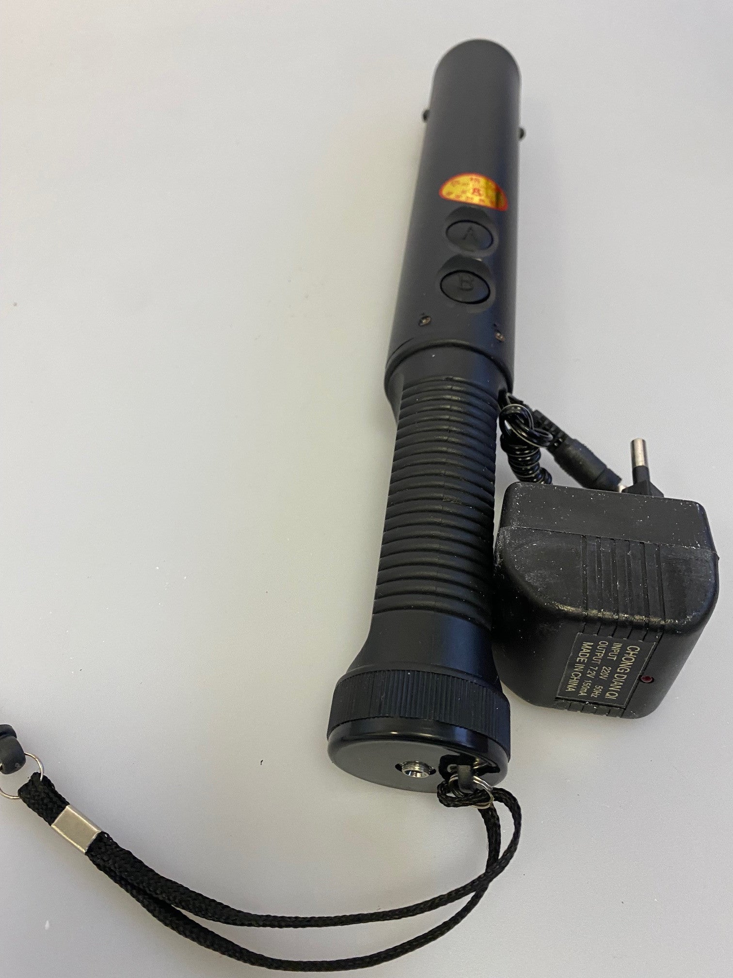 Torche electrifiee eclairage rechargeable taser paralyseur shock electrique 300kv baton defense ECLATS DESTOCKAGE